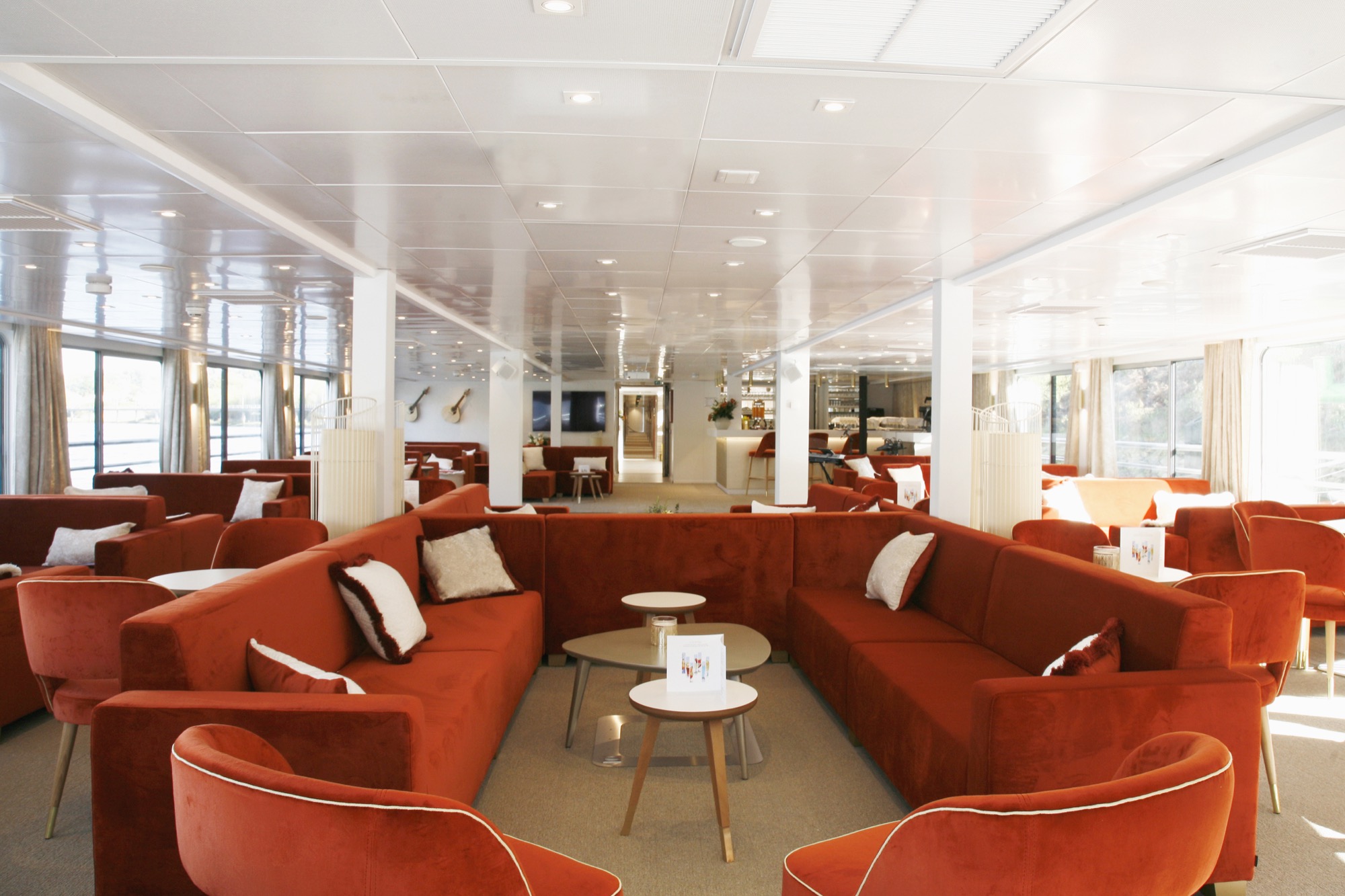 CroisiEurope MS Amalia Rodrogues Bar Lounge 1.jpg